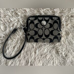 COACH Signature Accessory Pouch
Wristlet Black & gray canvas